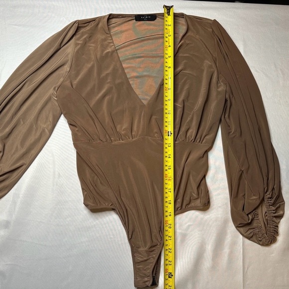 21 SAINTS Long Sleeve V-Neck Bodysuit – Brown Ruched Sleeve Minimalist Chic - Picture 6 of 9